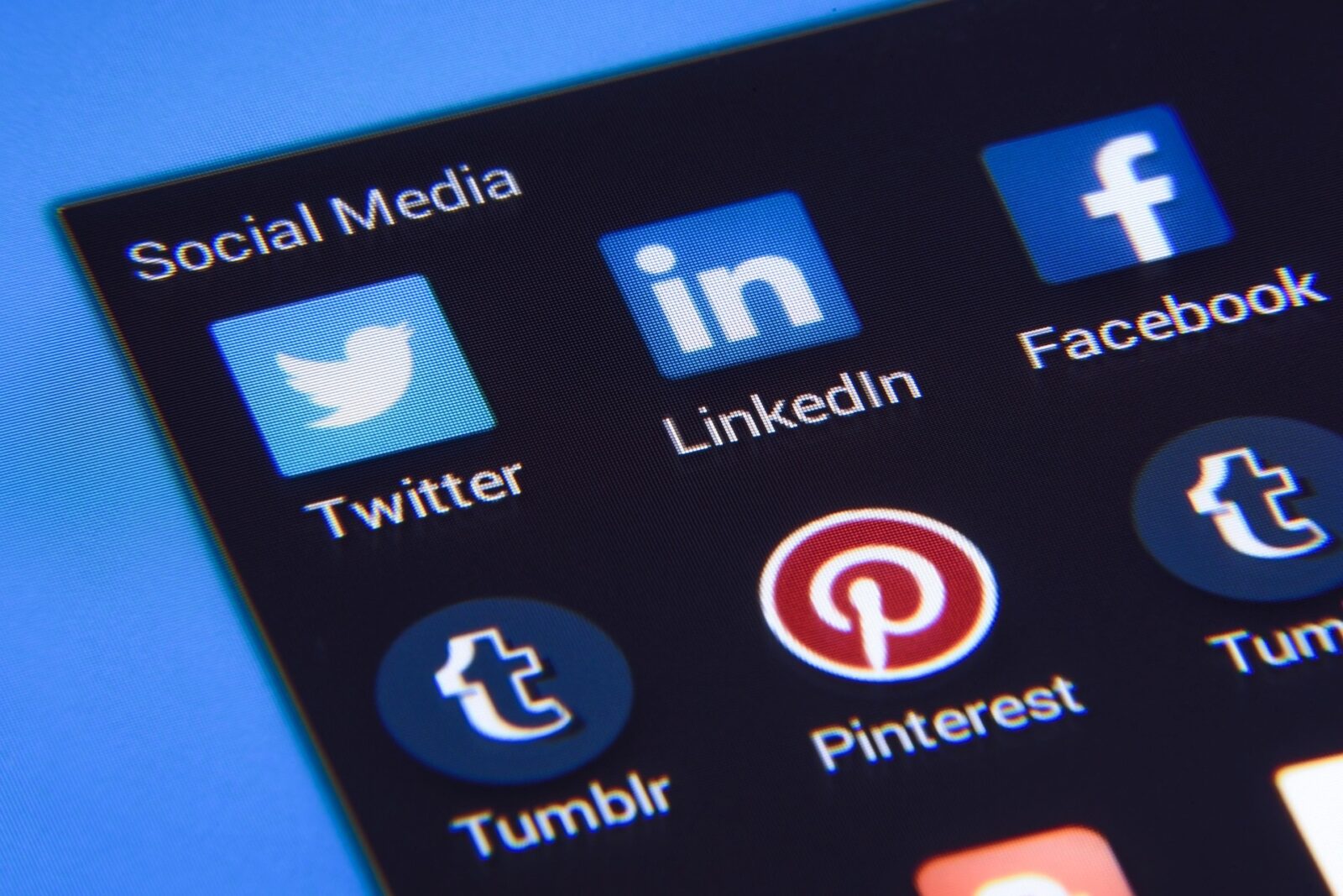 Les réseaux sociaux peuvent-ils encore prétendre être des « hébergeurs » ?
